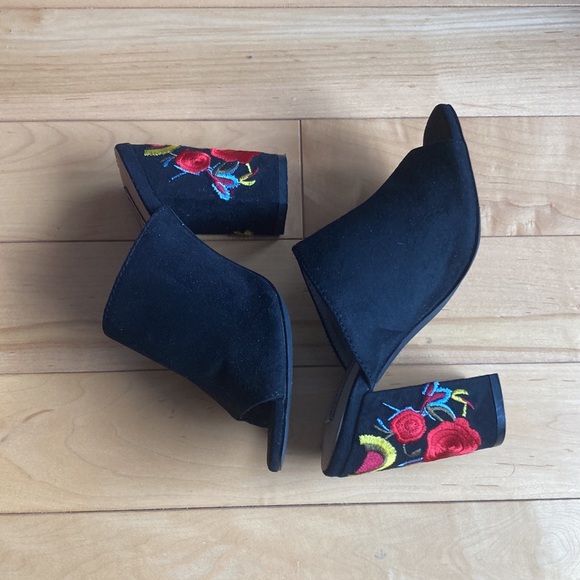 Steve Madden, size 36 black heeled mules with flowers on heel. - Picture 2 of 7